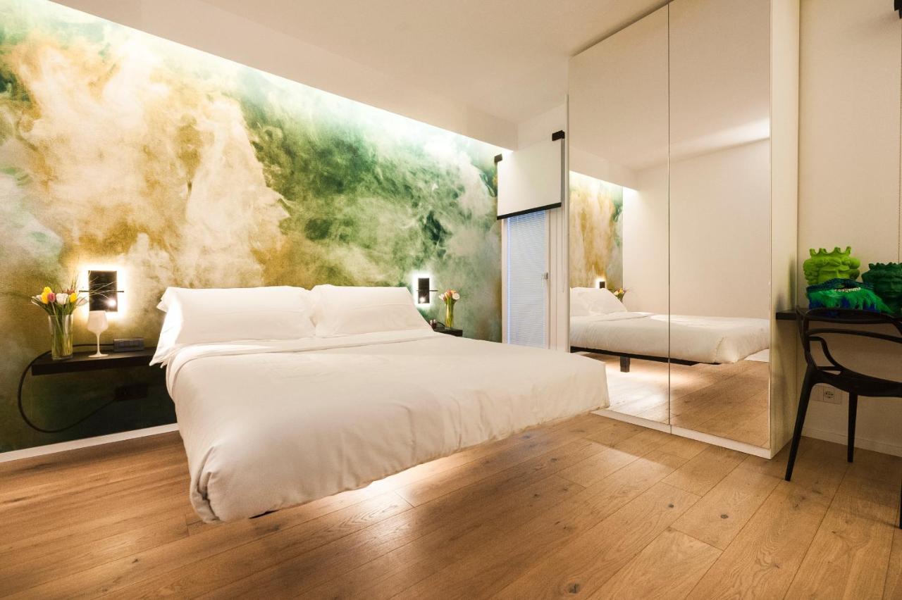 Habitación con cama grande y bañera de hidromasaje